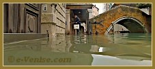 Acqua Alta Venise 1er Novembre 2012 : Le pont et le rio de Ca' Widmann, dans le Sestier du Cannaregio à Venise.