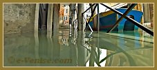 Acqua Alta Venise 1er Nov. 2012 : L'eau du rio de Ca' Widmann sous le Sotoportego del Magazen, dans le Sestier du Cannaregio à Venise.