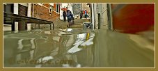 Acqua Alta Venise 1er Nov. 2012 : La calle Larga Giacinto Gallina transformée en piscine, dans le Sestier du Cannaregio à Venise.