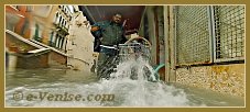 Acqua Alta Venise 1er Nov. 2012 : Andrea de l'Ostaria da Simson, en train de pomper l'eau de son restaurant, 3 pompes en train de travailler simultanément, et pourtant, Andréa avait le sourire et le restaurant n'a jamais fermé ! Dans le Sestier du Castello à Venise.