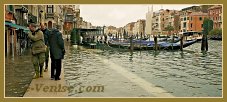Acqua Alta Venise 1er Nov. 2012 : On papote, comme si l'eau n'existait pas, Riva del Carbon, dans le Sestier de Saint Marc à Venise.