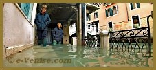 Acqua Alta Venise 1er Nov. 2012 : La Fondamenta Morosini, l'un des points les plus bas à Venise, dans le Sestier de Saint Marc à Venise.