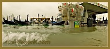 Acqua Alta Venise 1er Nov. 2012 : Gondoles, cabines téléphoniques et arrêt de Vaporetto : tous au même niveau, Riva degli Schiavoni, dans le Sestier du Castello à Venise.