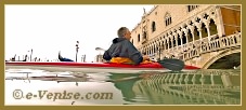 Acqua Alta Venise 1er Nov. 2012 : Venise sur mer, une image insolite d'un kayak, le seul encore capable de passer sous le pont de la Paille, devant le Palais des Doges à Venise.