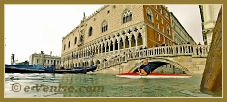 Acqua Alta Venise 1er Nov. 2012 : Venise sur mer, une image insolite d'un kayak, le seul encore capable de passer sous le pont de la Paille, devant le Palais des Doges à Venise.