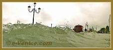 Acqua Alta Venise 1er Nov. 2012 : Les vagues sur le Molo San Marco, dans le Sestier de Saint Marc à Venise.
