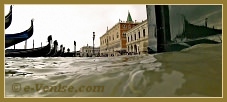 Acqua Alta Venise 1er Nov. 2012 : Les vagues sur sur la Riva degli Schiavoni, dans le Sestier du Castello à Venise.