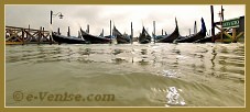 Acqua Alta Venise 1er Nov. 2012 : Gondoles à la fête dans les vagues du Molo San Marco, dans le Sestier de Saint Marc à Venise.