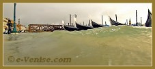 Acqua Alta Venise 1er Nov. 2012 : Gondoles à la fête dans les vagues du Molo San Marco, dans le Sestier de Saint Marc à Venise.