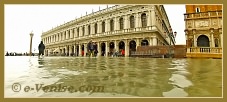Acqua Alta Venise 1er Nov. 2012 : La bibliothèque Marciana, sur la Piazzetta San Marco à Venise.