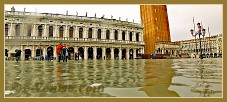 Acqua Alta Venise 1er Nov. 2012 : La bibliothèque Marciana et le Campanile de Saint Marc, sur la Piazzetta San Marco à Venise.