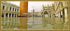 Acqua Alta Venise 1er Nov. 2012 : La Piazzetta San Marco avec à gauche, la bibliothèque Marciana, au fond la Basilique Saint Marc et à droite, le Palais des Doges à Venise.