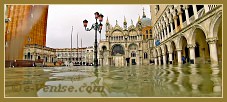 Acqua Alta Venise 1er Nov. 2012 : La Piazzetta San Marco avec à gauche, le Campanile de Saint Marc, au fond la Basilique Saint Marc et à droite, le Palais des Doges à Venise.
