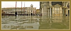 Acqua Alta Venise 1er Nov. 2012 : La Piazzetta San Marco devant la Basilique Saint Marc à Venise.