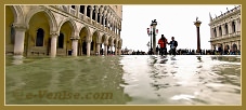 Acqua Alta Venise 1er Nov. 2012 : La Piazzetta San Marco, à gauche, le Palais des Doges à Venise.
