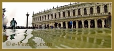 Acqua Alta Venise 1er Nov. 2012 : La bibliothèque Marciana, sur la Piazzetta San Marco à Venise.