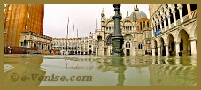 Acqua Alta Venise 1er Nov. 2012 : La Piazzetta San Marco avec à gauche, le Campanile de Saint Marc, au fond la Basilique Saint Marc et à droite, le Palais des Doges à Venise.
