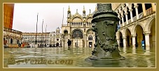 Acqua Alta Venise 1er Nov. 2012 : La Piazzetta San Marco avec à gauche, le Campanile de Saint Marc, au fond la Basilique Saint Marc et à droite, le Palais des Doges à Venise.
