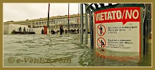 Acqua Alta Venise 1er Nov. 2012 : Petite note d'humour, il était plutôt difficile de s'asseoir, de boire et de manger place Saint Marc pendant l'Acqua Alta !