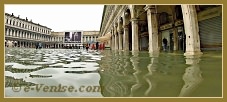Acqua Alta Venise 1er Nov. 2012 : Le lac devant les  Procuratie Vechie sur la Piazza San Marco, dans le Sestier de Saint Marc à Venise.