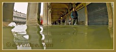 Acqua Alta Venise 1er Nov. 2012 : Le lac sous les Procuratie Vechie sur la Piazza San Marco, dans le Sestier de Saint Marc à Venise.