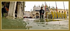 Acqua Alta Venise 1er Nov. 2012 : La Piazza San Marco transformée en lac, au fond, la Basilique Saint Marc, dans le Sestier de San Marco à Venise.