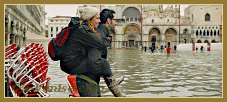 Acqua Alta Venise 1er Nov. 2012 : La Piazza San Marco transformée en lac, “qu'à cela ne tienne, j'ai mon chéri pour me porter !” Dans le Sestier de Saint Marc à Venise.