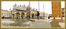 Acqua Alta Venise 1er Nov. 2012 : La Piazza San Marco transformée en lac, au fond, la Basilique Saint Marc, dans le Sestier de San Marco à Venise.