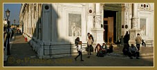 Vendredi 2 novembre, un jour après l'acqua alta exceptionnelle, aucune trace : Au soleil devant la Scuola Grande San Marco, sur le Campo San Giovanni e Paolo, dans le Sestier du Castello à Venise.