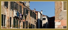 Façades sur le rio di San Boldo, dans le Sestier de Santa Croce à Venise.