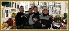 Angelo, Alberto, Thomas et Salvatore, Marchands de fruits sur le Campo Santa Maria Fomosa, dans le Sestier du Castello à Venise.