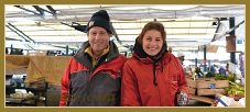Marika et son papa Roberto, marchands de fruits et légumes au marché du Rialto.