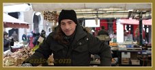 Eddy, le frère de Marika, marchand de fruits et légumes au marché du Rialto.