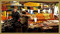 Le marchand de fruits du rio Tera' Barba Frutariol, dans le sestier du Cannaregio à Venise.
