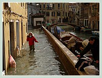 Acqua Alta record du 1er Décembre 2008 à Venise : Daniela sur la Fondamenta dei Preti dans le Castello.