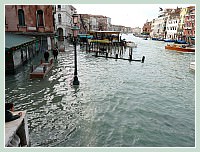 Acqua Alta record du 1er Décembre 2008 à Venise : Au pied du Rialto, les deux rives, la Riva del Ferro et, de l'autre côté, la Riva del Vin, sont totalement submergées.