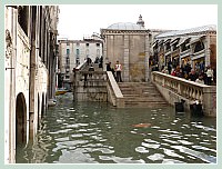 Acqua Alta record du 1er Décembre 2008 à Venise : Au pied du Pont du Rialto à San Polo.