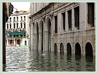 Acqua Alta record du 1er Décembre 2008 à Venise : Le Palais dei Camerlenghi et sa calle, la Naranzaria, devenue un rio adjacent au Grand Canal, dans le sestier de San Polo.