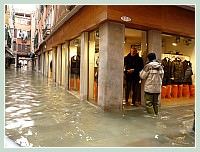 Acqua Alta record du 1er Décembre 2008 à Venise. Luca avec notre ami Roberto du magasin Queen of Casablanca qui avait “habillé” ses mannequins de bottes pour les protéger, Rugheta del Ravano, dans le sestier de San Polo.