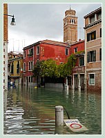 Acqua Alta record du 1er Décembre 2008 à Venise. Le rio de la Frescada et sa fondamenta ainsi que la fondamenta del Forner, toutes deux submergées. Et, contrairement au panneau le rio était ouvert aujourd'hui ! Dans le sestier de San Polo.
