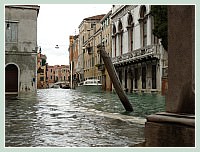 Acqua Alta record du 1er Décembre 2008 à Venise. Le rio de Ca' Foscari, débordant sur la fondamenta del Tagiapiera dans le Dorsoduro.
