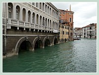 Acqua Alta record du 1er Décembre 2008 à Venise. L'entrée des bateaux de la caserne des pompiers sur le rio de Ca' Foscari, à l'angle du Grand Canal, dans le sestier du Dorsoduro.
