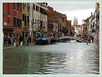 Acqua Alta record du 1er Décembre 2008 à Venise. Le rio de San Barnaba avec le pont dei Pugni, une mer intérieure ! Dans le sestier du Dorsoduro.