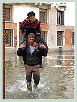 Acqua Alta record du 1er Décembre 2008 à Venise. Calle del Paradiso dans le Castello : lorsque l'on n'a pas de cuissardes, on se fait porter !