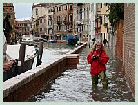 Acqua Alta record du 1er Décembre 2008 à Venise. Daniela, Fondamenta Nani, dans le Dorsoduro.
