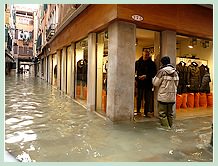 Acqua Alta record du 1er Décembre 2008 à Venise. Luca avec notre ami Roberto du magasin Queen of Casablanca qui avait “habillé” ses mannequins de bottes pour les protéger