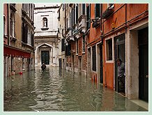 Acqua Alta record du 1er Décembre 2008 à Venise. Le rio Terà avec, au fond, l'église de San Silvestro à San Polo