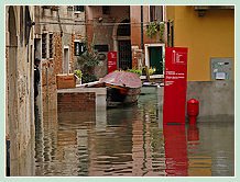 Acqua Alta record du 1er Décembre 2008 à Venise. Le Campiello del Librer, en face du Campo San Polo, accès direct au rio !