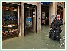 Acqua Alta record du 1er Décembre 2008 à Venise : Et quand on n'a pas de cuissardes (les bottes ne suffisaient plus ici) on improvise, et dans la bonne humeur !
