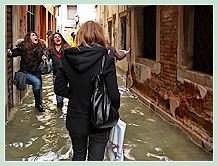 Acqua Alta record du 1er Décembre 2008 à Venise. &Ccedil;a mouille ! Calle de la Toletta dans le Dorsoduro